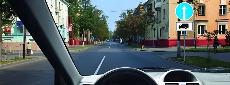 Вопрос 130: В каких направлениях разрешается движение водителю легкового автомобиля в данной ситуации?