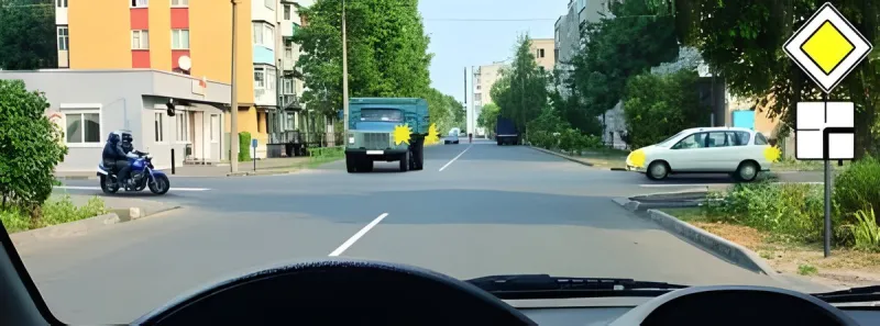 Вопрос 11: При движении прямо следует уступить дорогу: