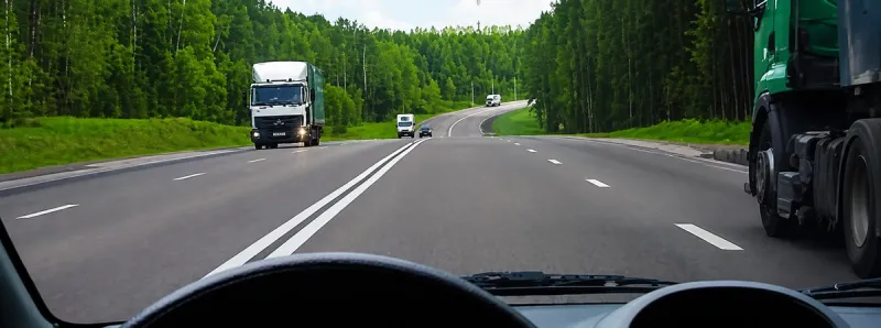 Вопрос 99: Разрешается ли после опережения грузового автомобиля продолжить движение по данной полосе?